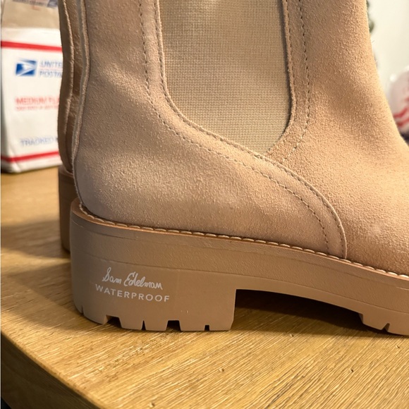 NWT Sam Edelman Justina Lug Sole Chelsea Boot Size 6 color Sesame Suede - Picture 4 of 5